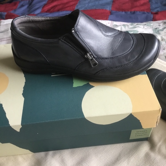 NWOT Slip-on Earth Shoes - Picture 8 of 8
